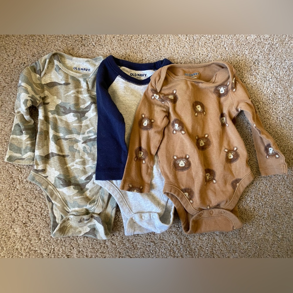 3 Long-sleeve Onesies. Camo & Bear Print.